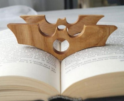 نشان کتاب خفاش چوبی